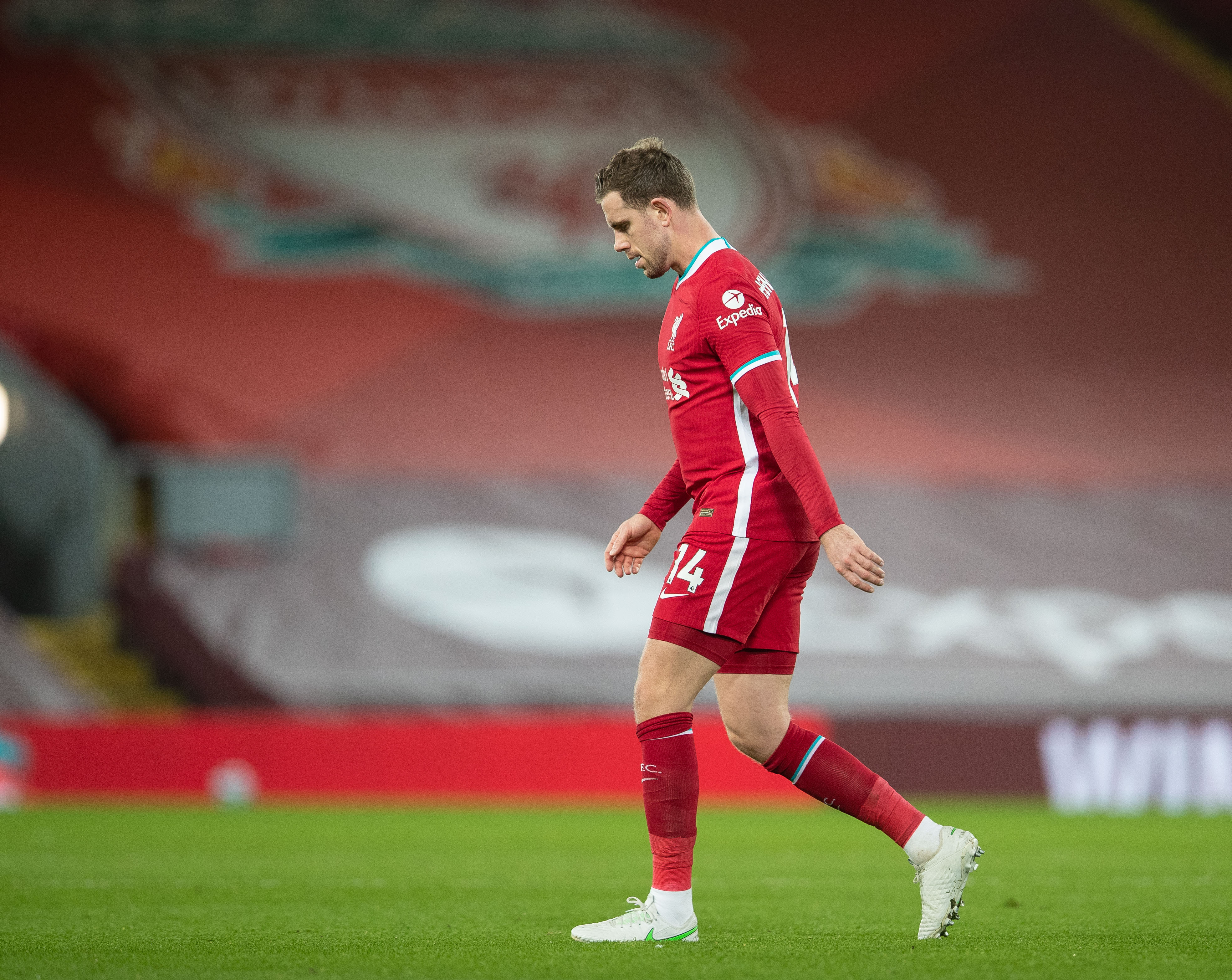 胡金秋展现高效状态，半场贡献10分2篮板（胡金秋高效发挥，上半场砍下10分2篮板）