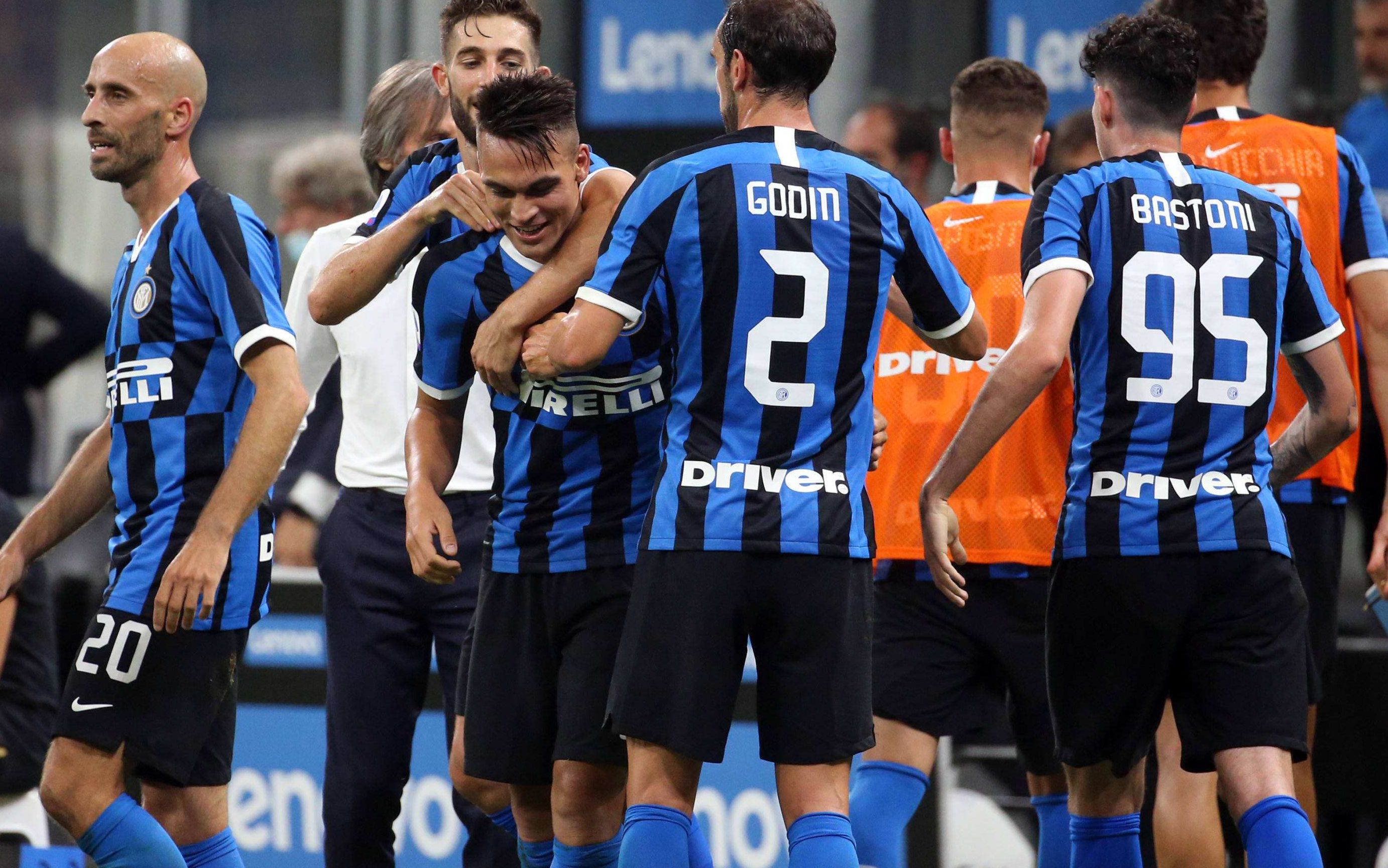 足球国足球迷自发制作横幅，为球队打气