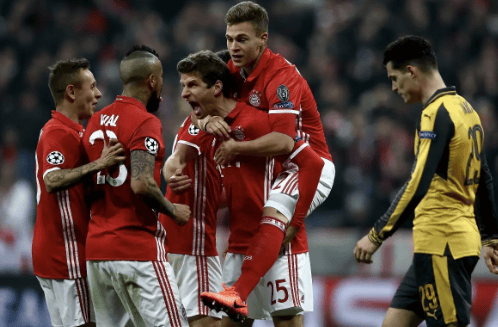 圣地亚哥教士队主场启用，其标志性的西普大楼成为球场的一部分