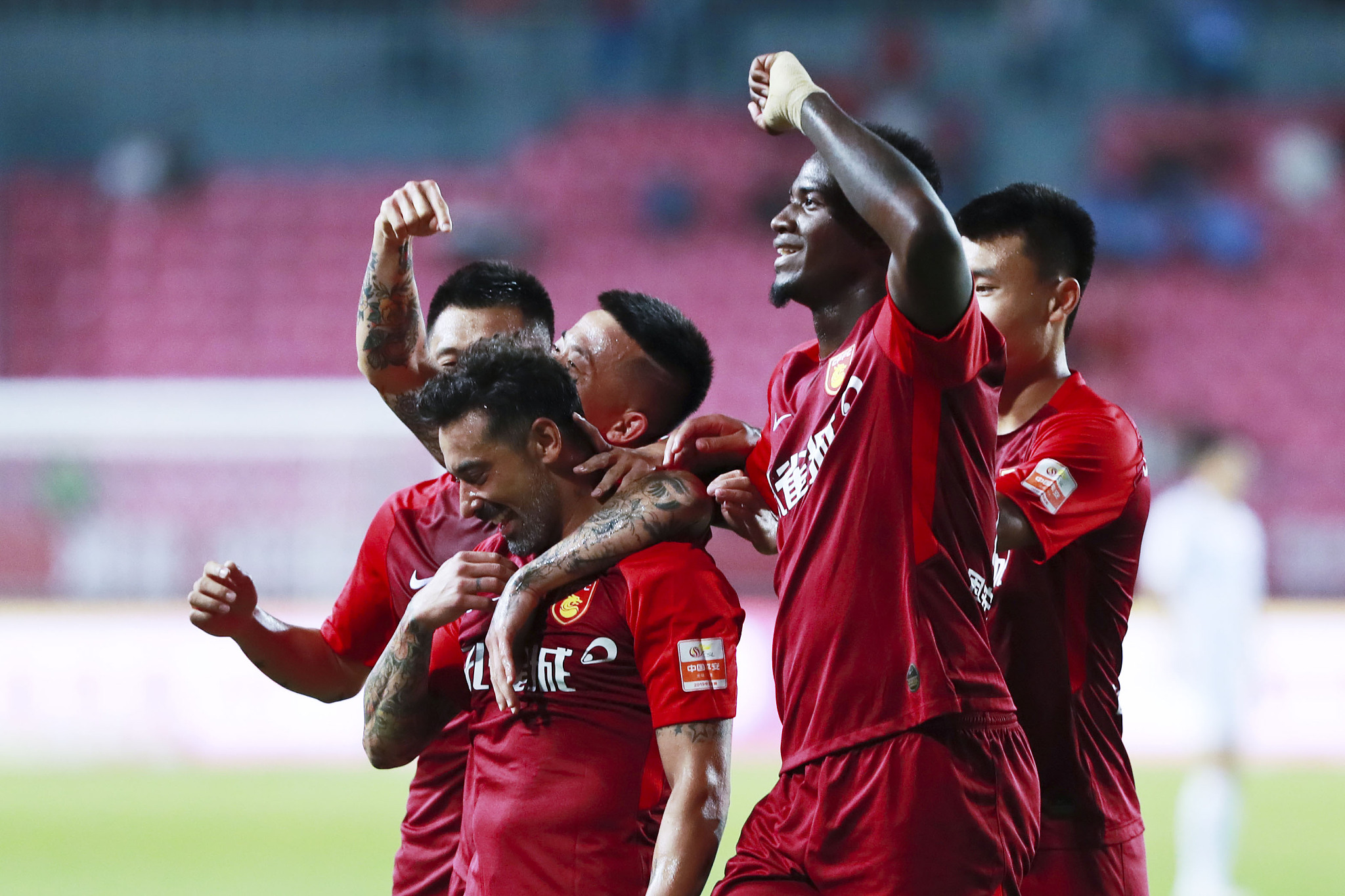 中超：山东泰山主场2-0完胜河南队