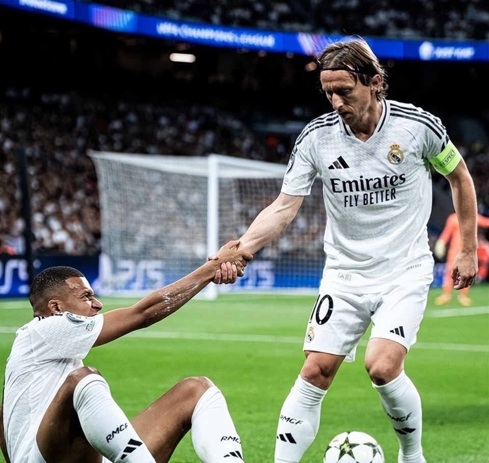 曼城主场对阵桑德兰，主场优势明显，福登状态火热，预计全取三分。