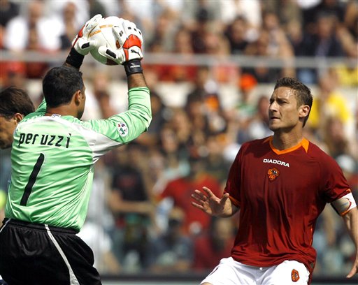 欧洲足坛疯狂周末诞生 豪门心系欧战冷门跌爆（欧洲足坛上演疯狂周末：豪门为欧战分心，冷门频出）