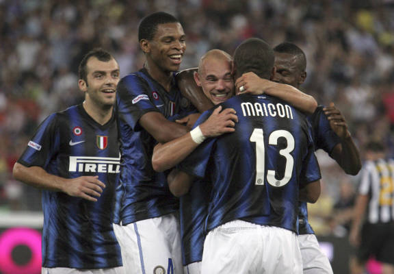 为什么外野手在阳光强烈的白昼比赛中优先选择单手接捕以扩大视野