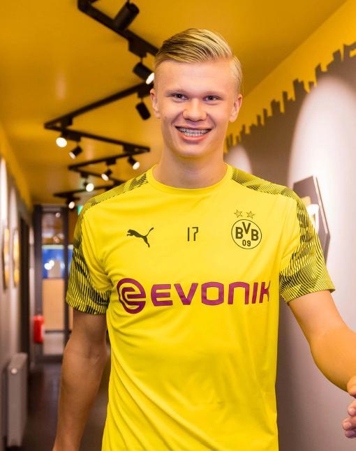 加纳官方：对阵日本重伤的弗朗西斯已接受手术，将回法国康复（加纳官方通报：弗朗西斯战日本重伤已手术，将赴法国康复）