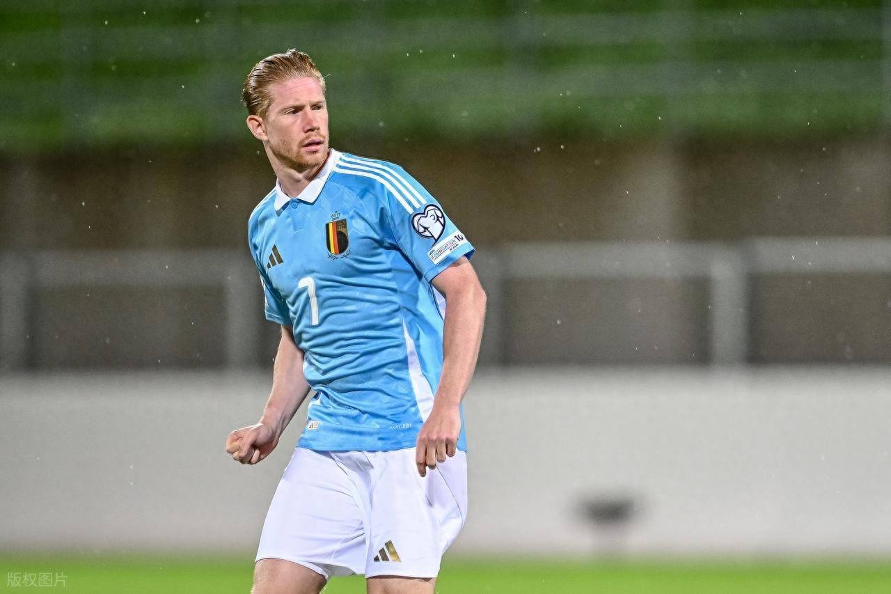 足球世界杯比赛用球曝光，设计引好评（世界杯官方比赛用球亮相，设计备受好评）