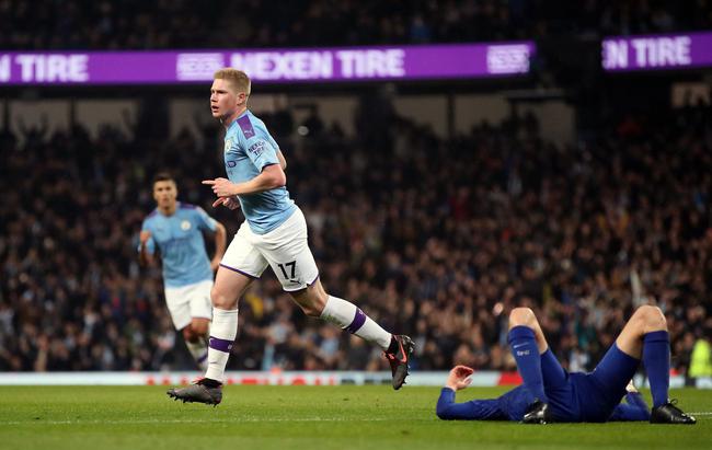 阿利亚迭雷父子分别身穿皇马与阿森纳球衣，晒出对弈图片