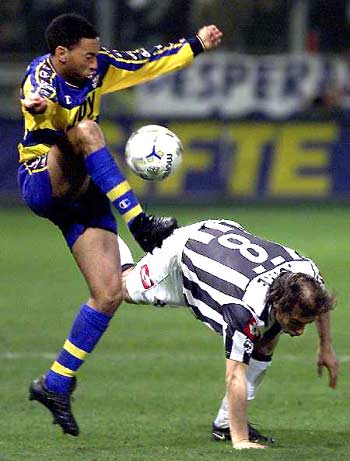 火药味十足，费内巴切与加拉塔萨雷在德比战赛前热身爆发冲突