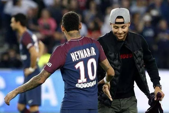 官方：费迪南德将担任世界杯抽签仪式主持人，布雷迪、奥尼尔等参加